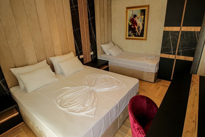 Room 6 of 11