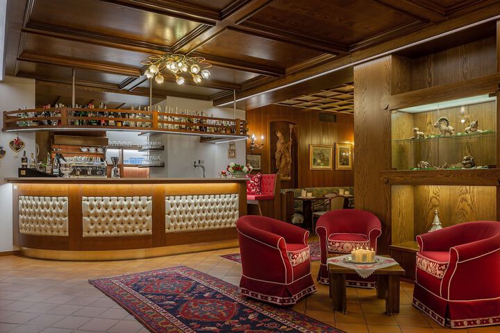 Lounge 198 of 212