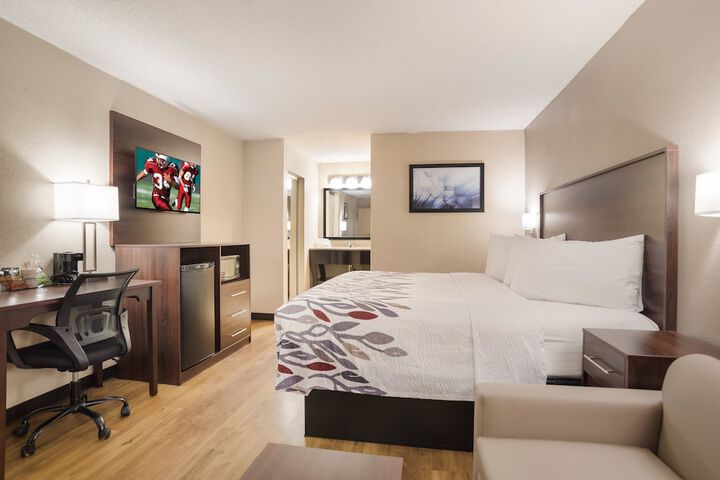 Deluxe King Bed (3 of 14)