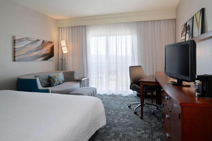 Guest Room King Bed Accessible (6 of 7)