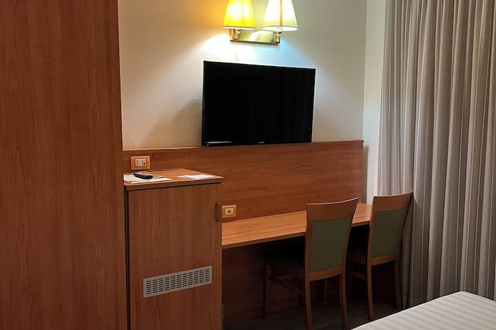 Room 11 of 33