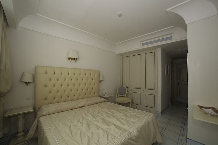 Room 22 of 52