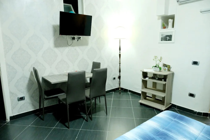 Room 8 of 10
