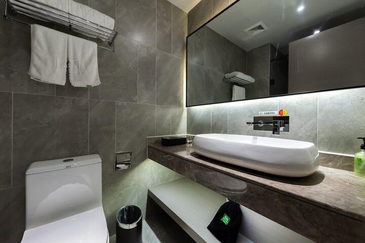 Room 10 of 33