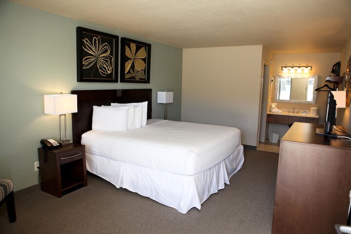 Executive King Bed (4 of 6)