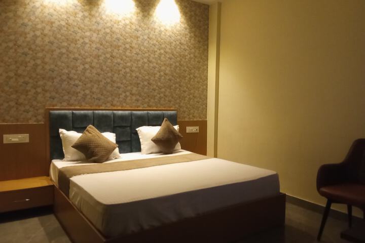 Room 6 of 10