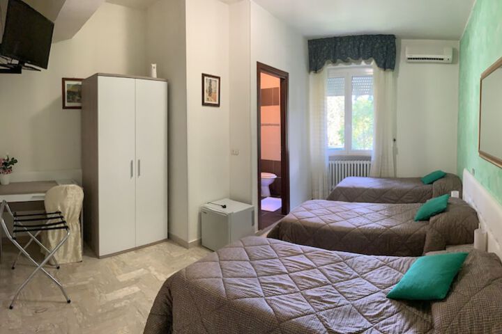 Room 9 of 33