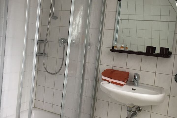 Room 15 of 28