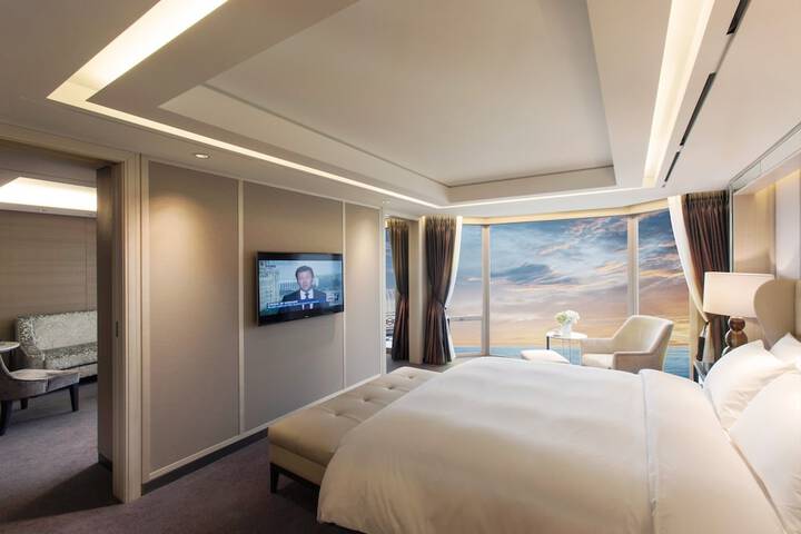 Room 4 of 125