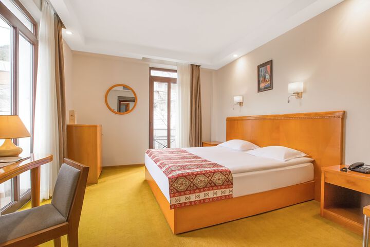 Room 4 of 79