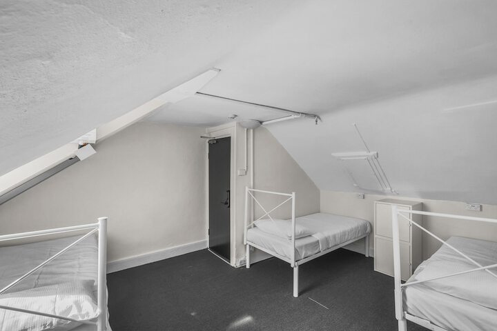 Room 6 of 14