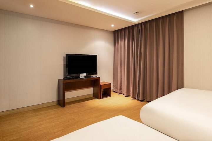 Room 11 of 37