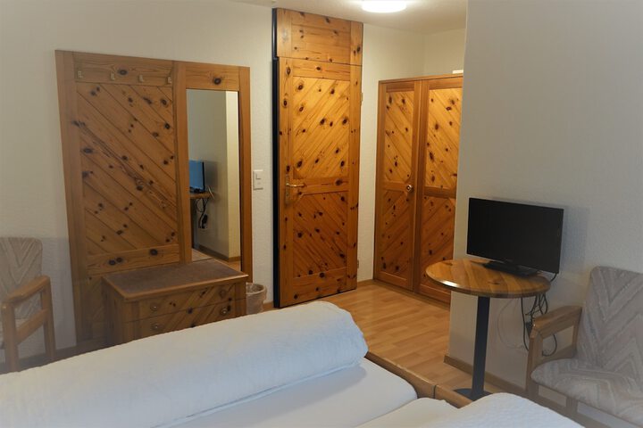 Room 7 of 33