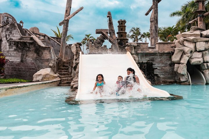 Hotel Pool