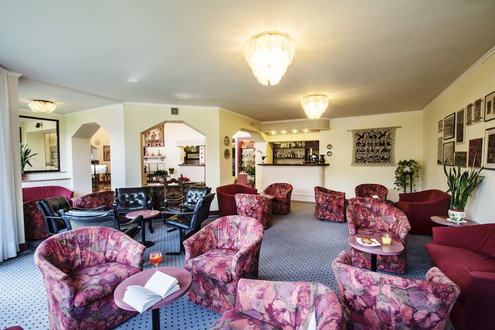 Lounge 20 of 32