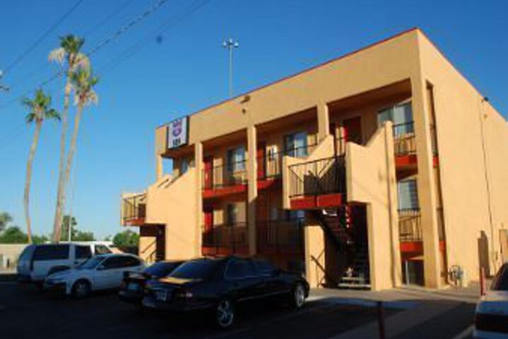 Exterior of Knights Inn Phoenix