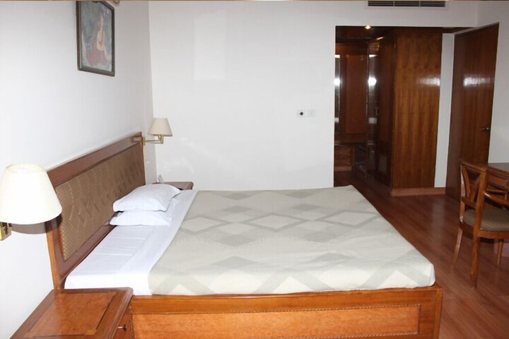 Room 11 of 34