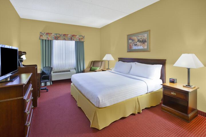 1 King Bed (3 of 7)