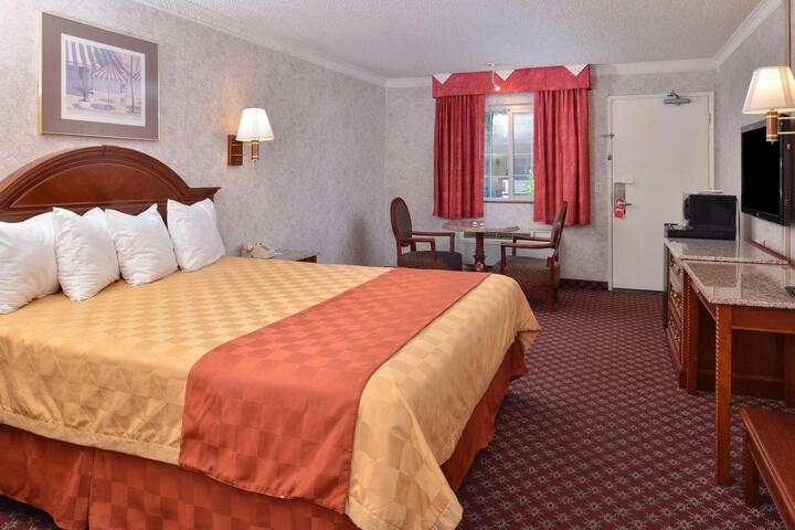 1 King Bed (2 of 9)