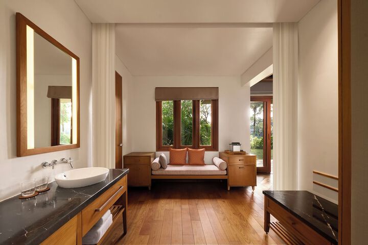 Room 105 of 212