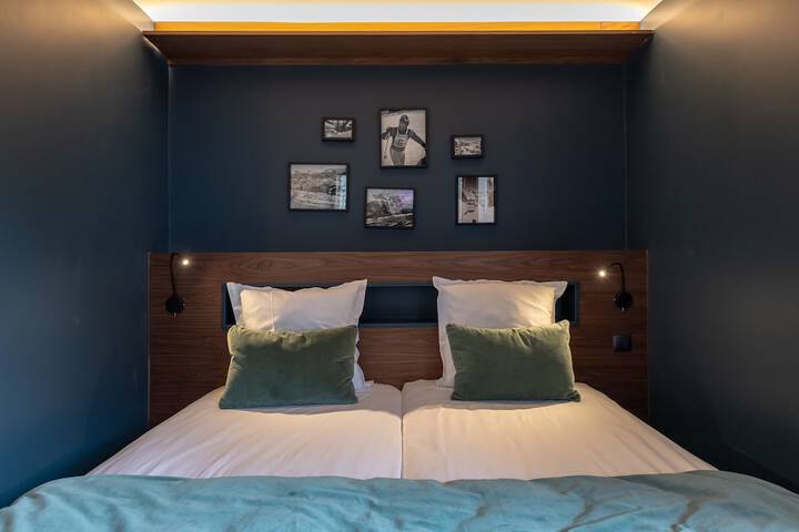 Room 8 of 100