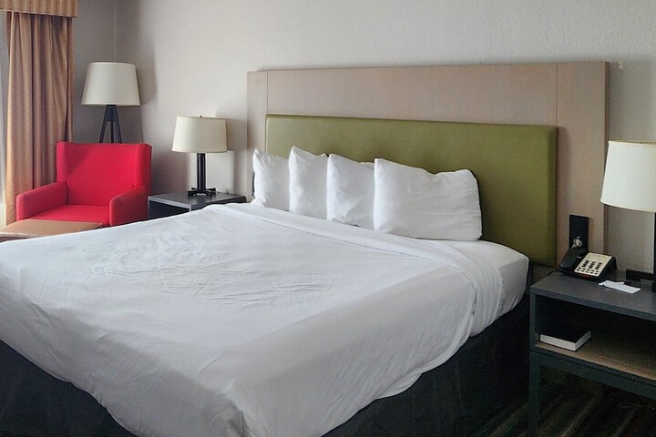 1 King Bed (5 of 24)