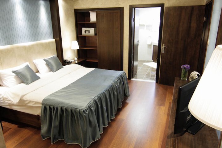 Room 8 of 42