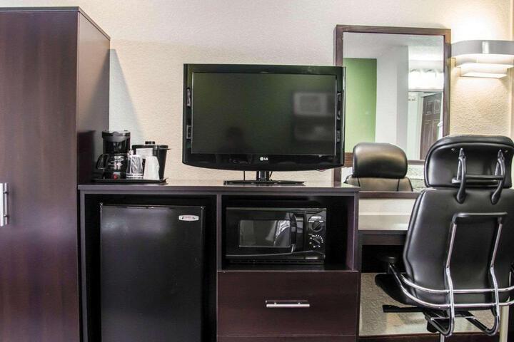 1 Queen Bed Accessible (4 of 9)