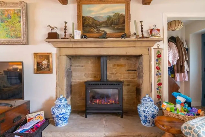 Exterior of Charming 3-bed House in Halifax w / Private Garden