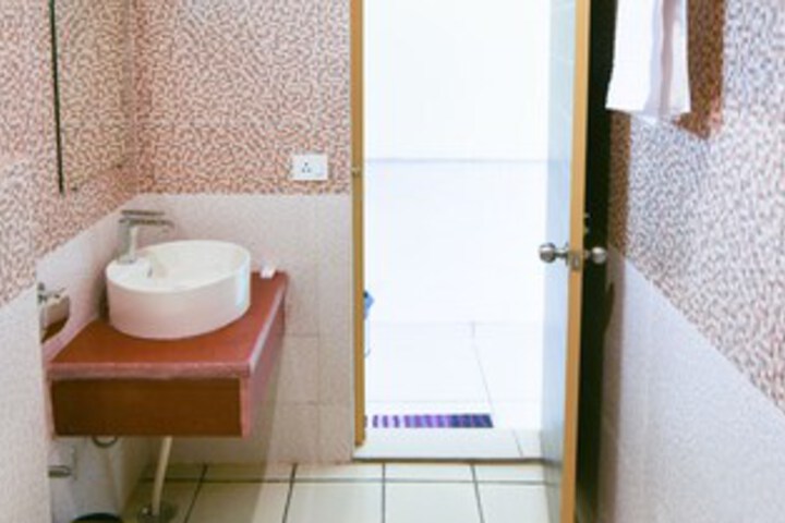 Room 4 of 40