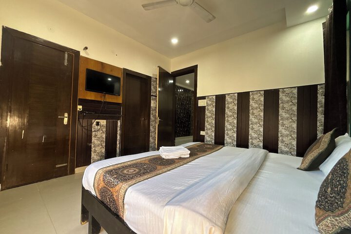 Room 6 of 14