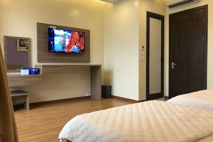Room 6 of 12