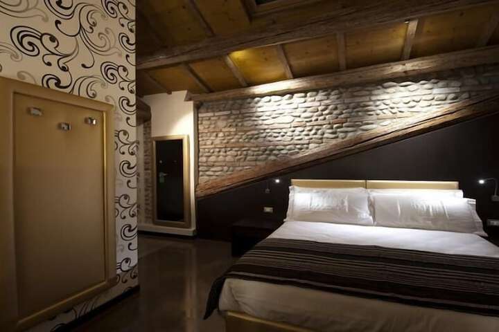 Room 8 of 34