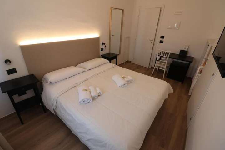 Room 2 of 10