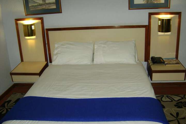 Room 10 of 32