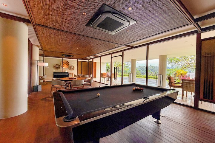 Lounge 72 of 80
