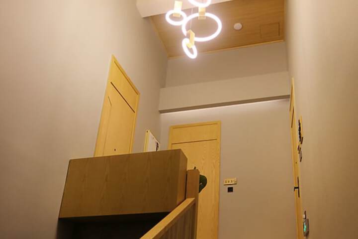 Room 4 of 16