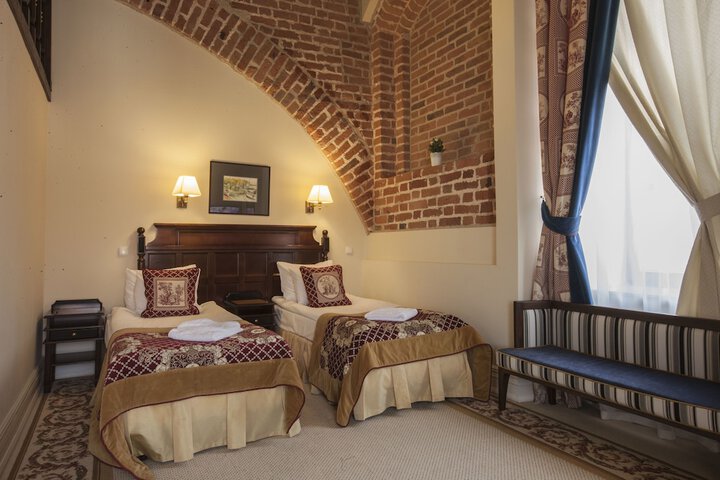 Room 4 of 72