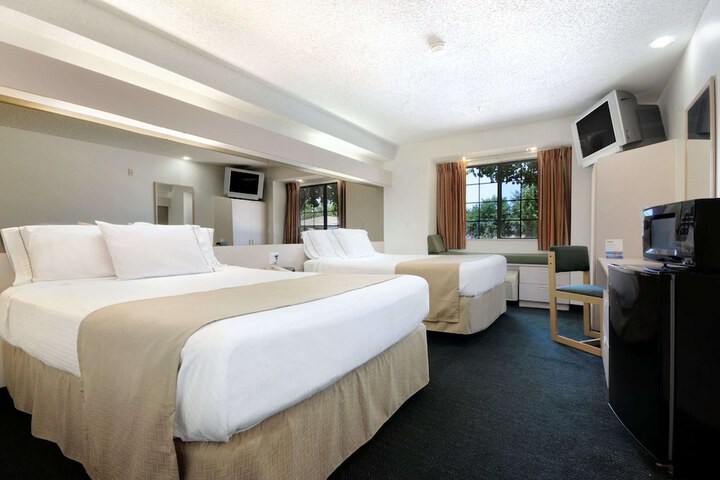 1 Queen Bed Room (1 of 11)