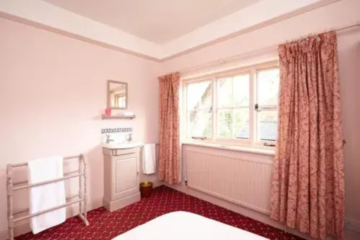 Room 4 of 11