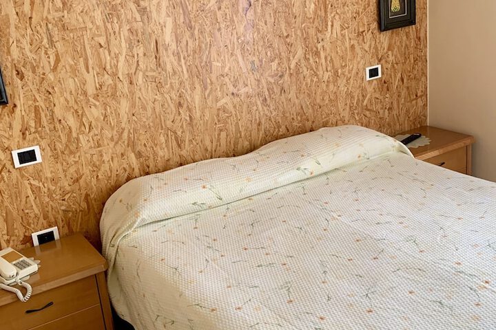 Room 12 of 33