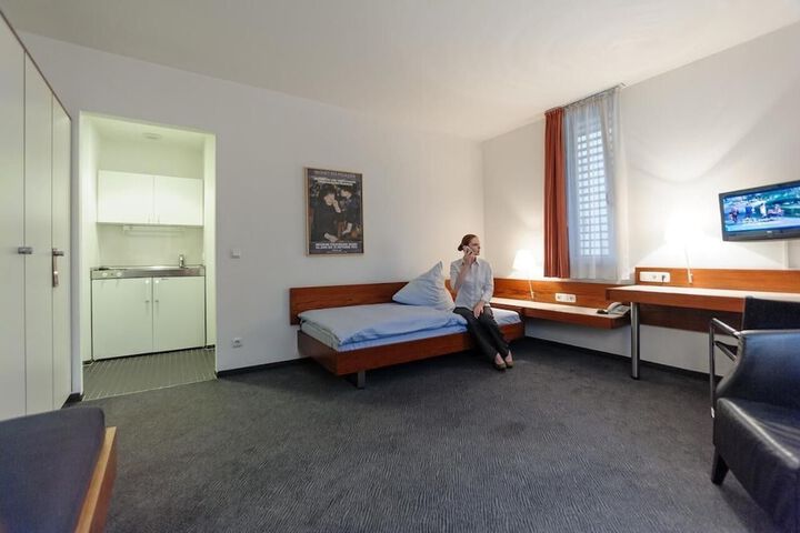 Room 8 of 25