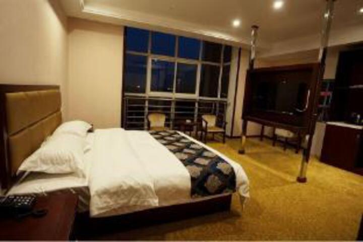 Room 5 of 6