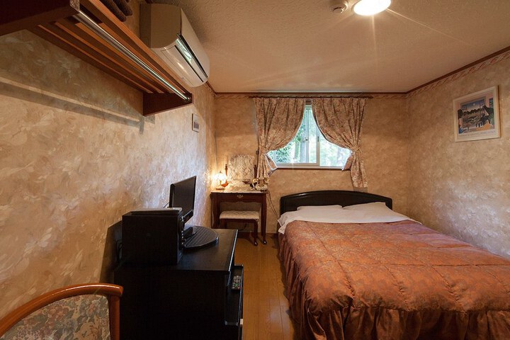 Room 10 of 35