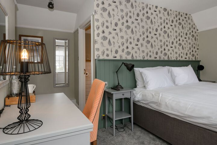 Room 6 of 103