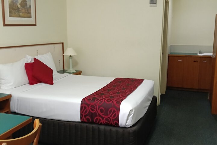 Room 6 of 13