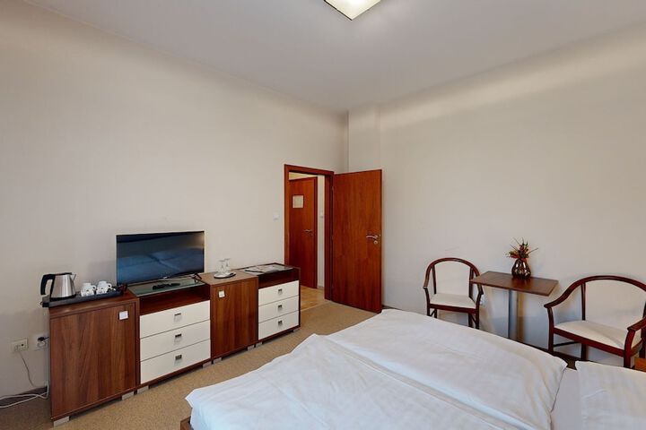 Room 4 of 35