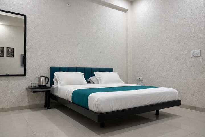 Room 12 of 32