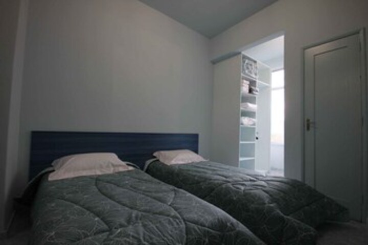 Room 10 of 28