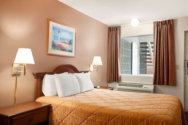 1 Queen Bed Accessible Room (5 of 10)